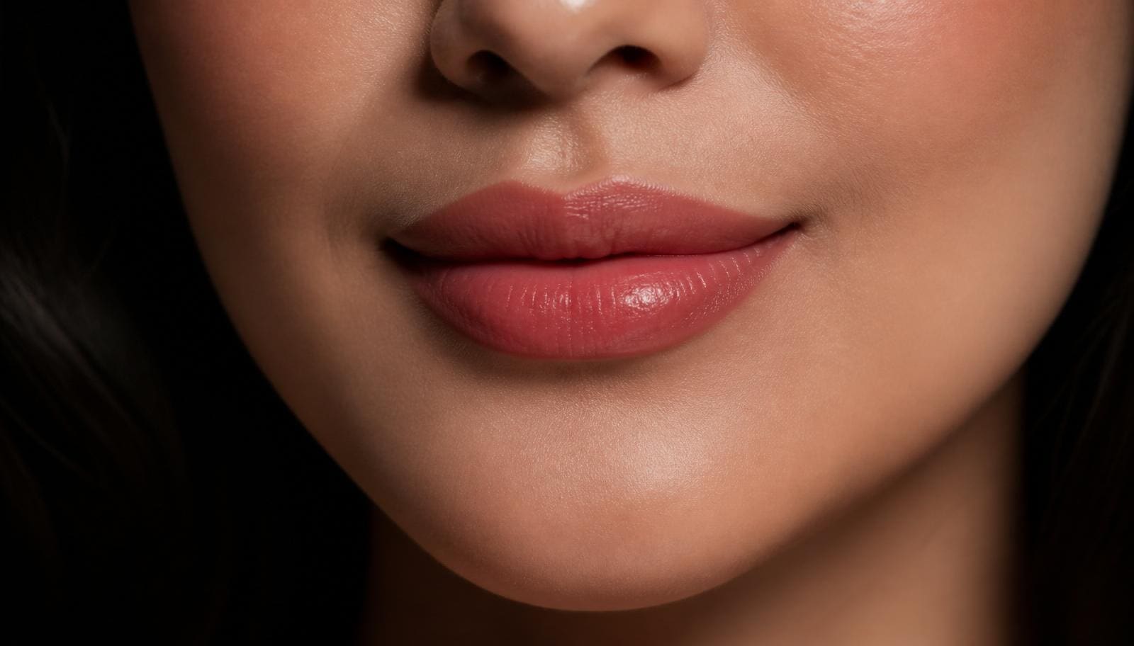 Wanita Indonesia dengan hasil sulam bibir warna coral rose